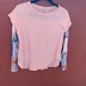 Free People tee with floral print lace sleeves 💥
